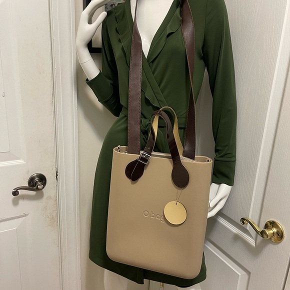 long shape O bag in good condition no scratch or any other damage fits a lot. - Picture 15 of 16